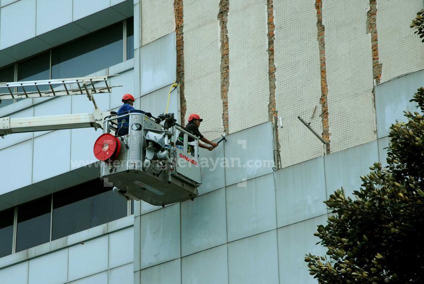 88PELAPIS GEDUNG SEKJEN DPR RUNTUH 1.jpg